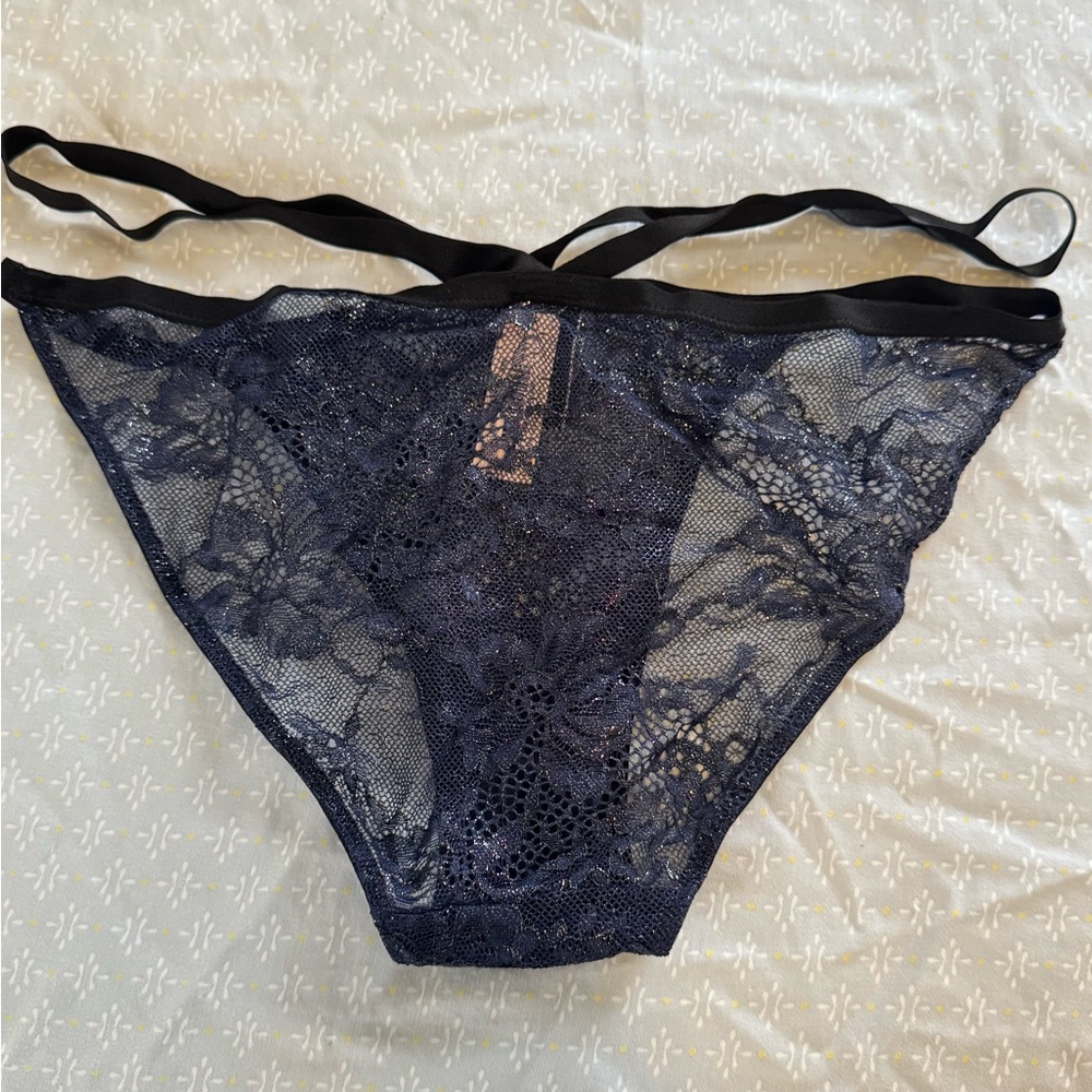 VS Navy Floral Cheekini